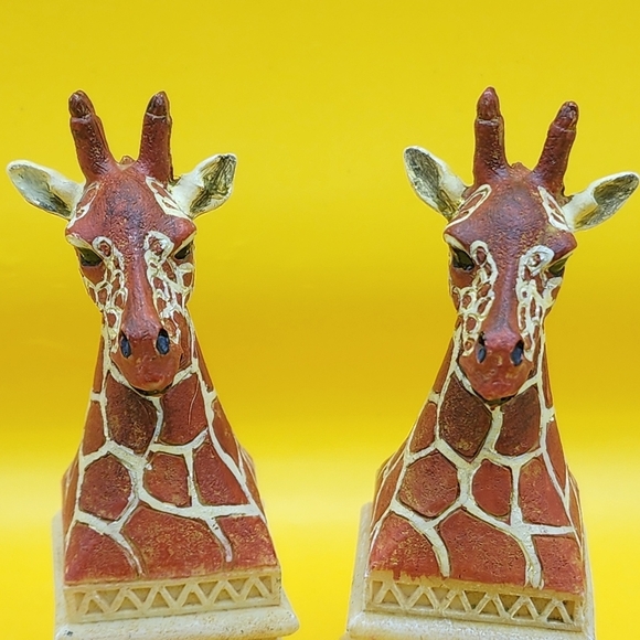 2 Wild Animals of Africa Giraffes White Chess Replacement Pieces Ben Homer 2002 - Picture 3 of 8
